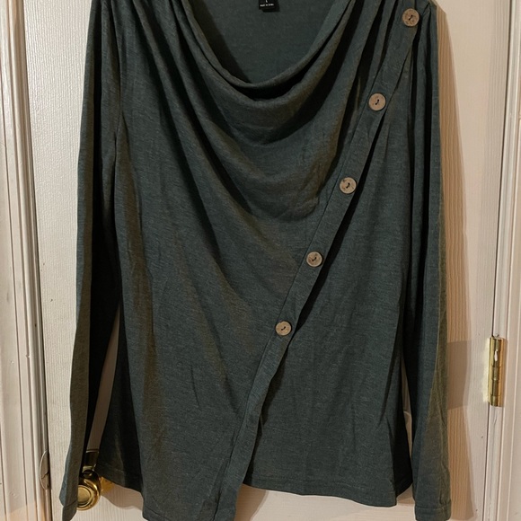 Emery Rose Flattering asymmetrical top - Picture 4 of 4